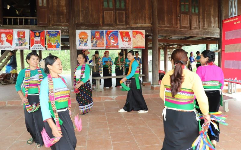 Phụ nữ Giàng Vìn hào hứng múa hát mừng cử tri đi bỏ phiếu