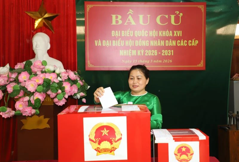 Phụ nữ Giàng Vìn hào hứng múa hát mừng cử tri đi bỏ phiếu