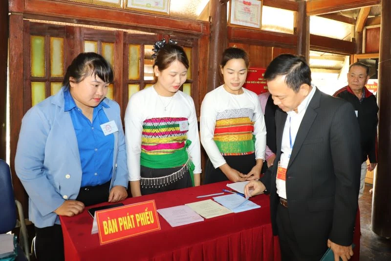 Phụ nữ Giàng Vìn hào hứng múa hát mừng cử tri đi bỏ phiếu