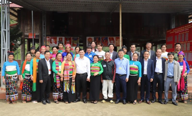 Phụ nữ Giàng Vìn hào hứng múa hát mừng cử tri đi bỏ phiếu