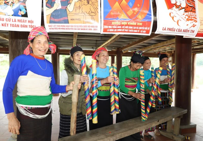 Phụ nữ Giàng Vìn hào hứng múa hát mừng cử tri đi bỏ phiếu