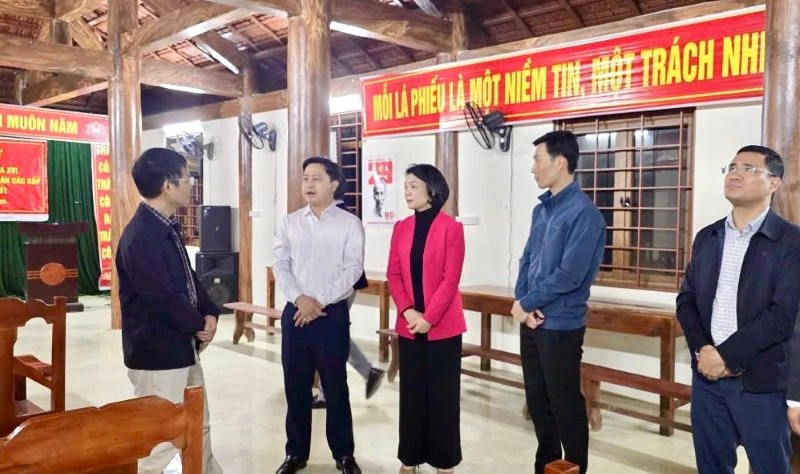 Phó Chủ tịch Thường trực Ủy ban MTTQ tỉnh Đỗ Thị Toán kiểm tra công tác chuẩn bị bầu cử