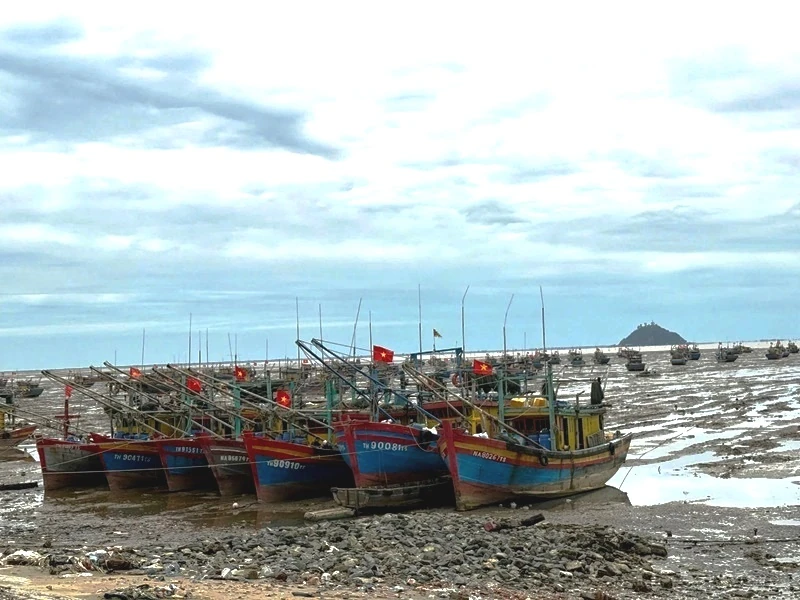 Xăng dầu tăng giá, nhiều ngư dân xã Vạn Lộc phải tạm “gác thuyền”