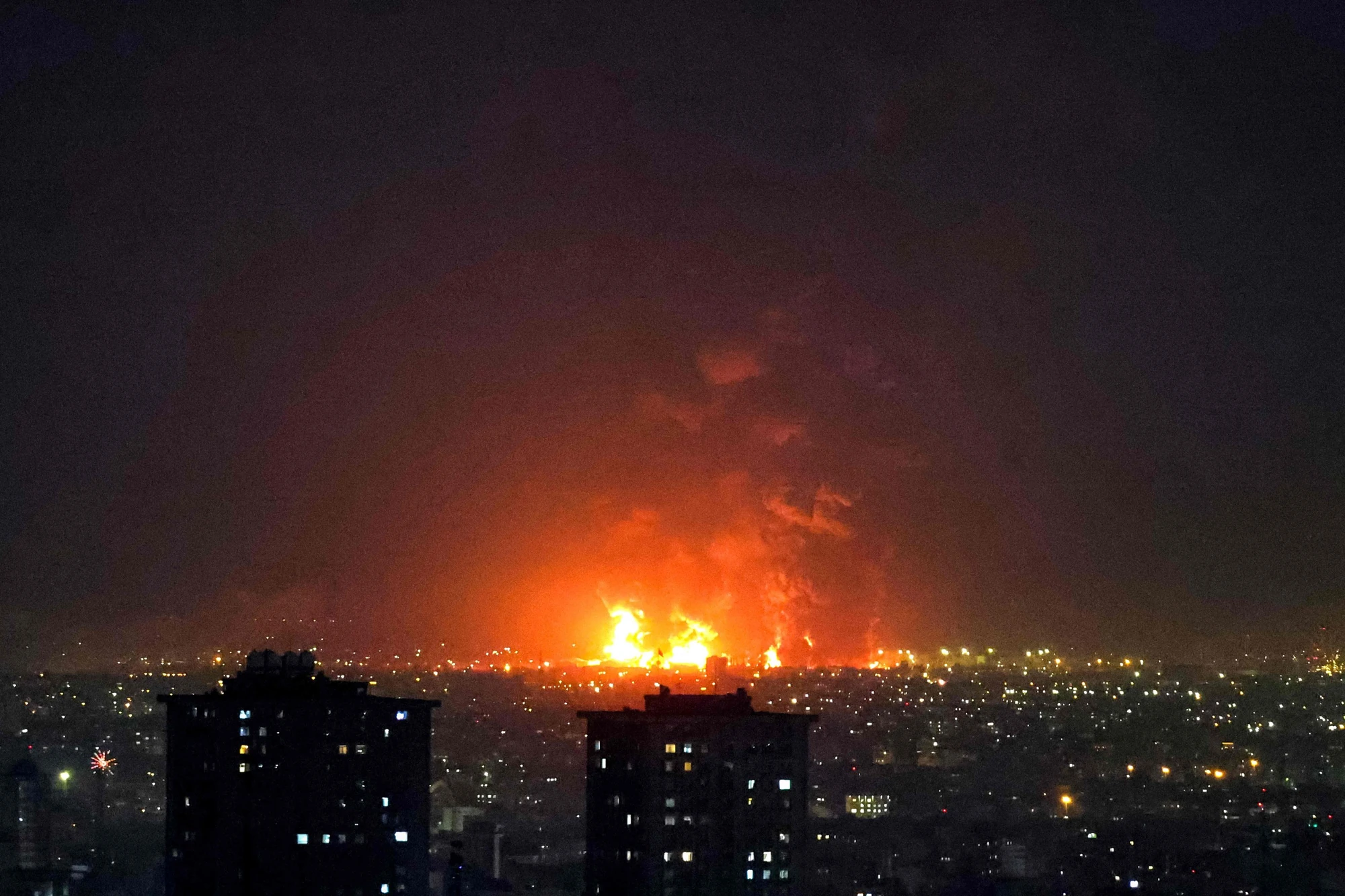 Trung Đông rung chuyển: Israel dội không kích Tehran, tên lửa và UAV lan khắp vùng Vịnh