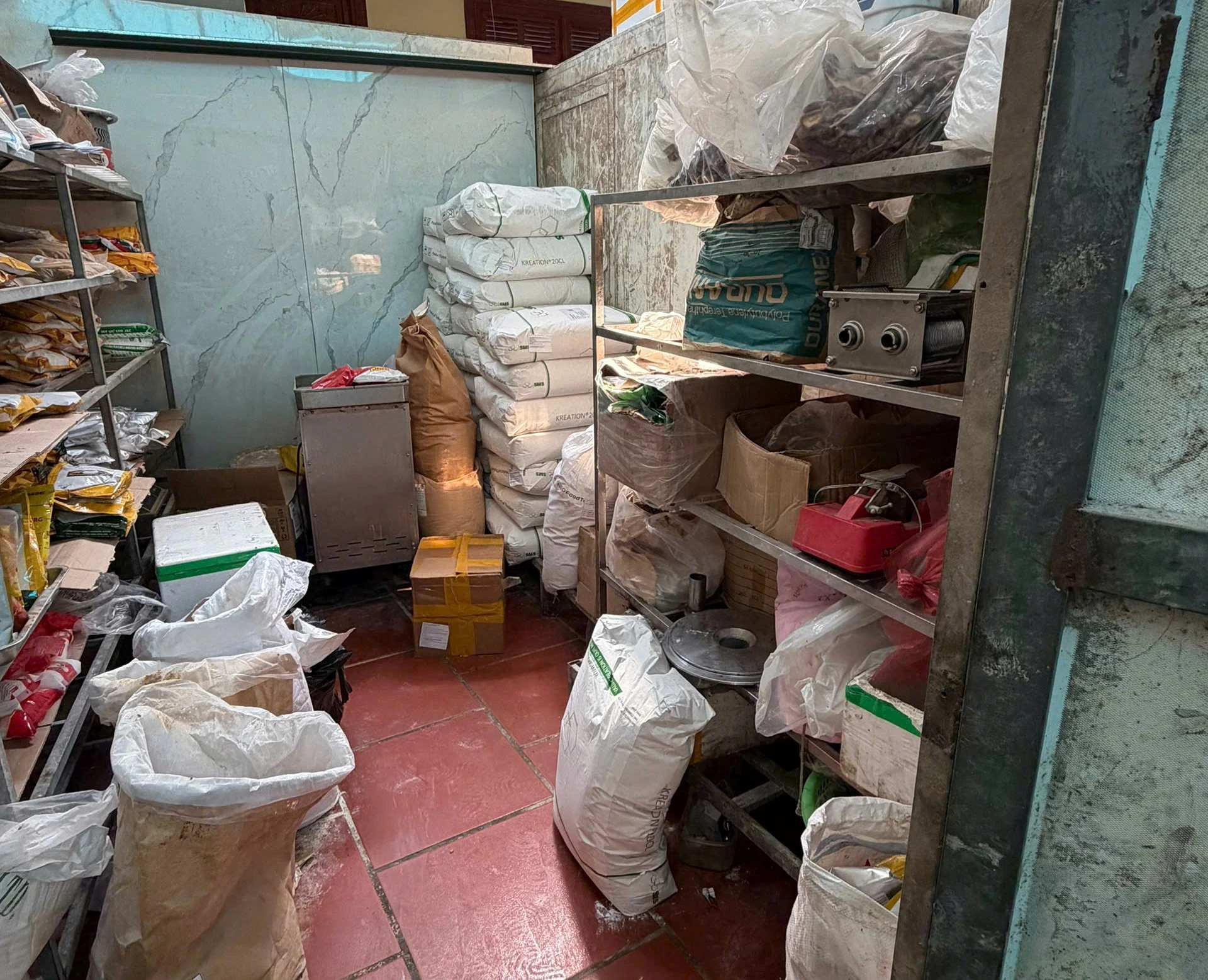 Phát hiện gần 600 kg thực phẩm không rõ nguồn gốc