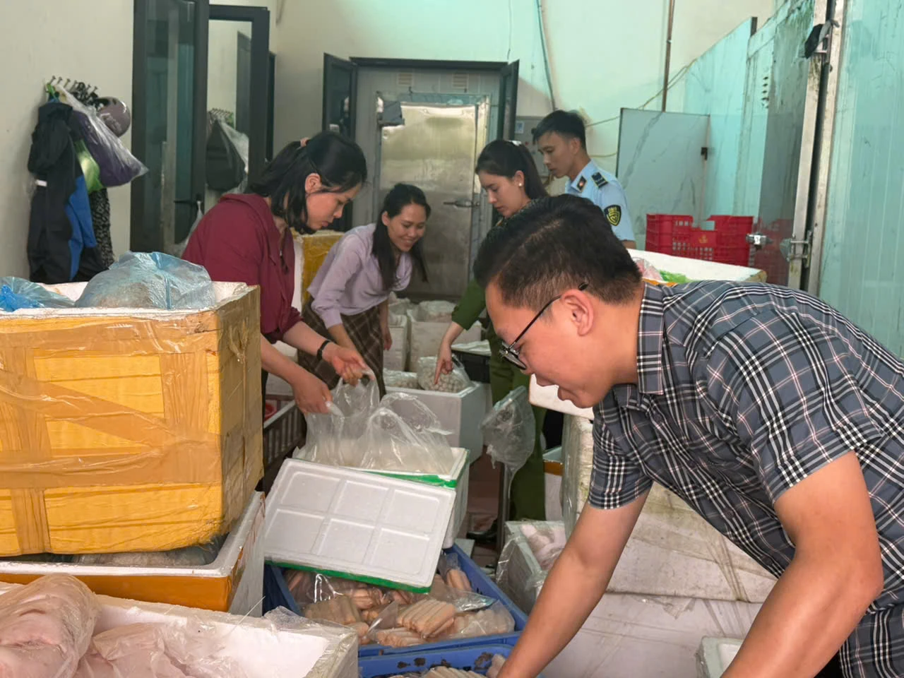 Phát hiện gần 600 kg thực phẩm không rõ nguồn gốc