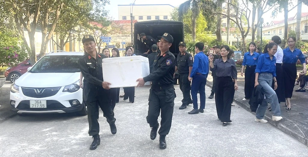 Phát 150 suất cơm miễn phí cho bệnh nhân nghèo