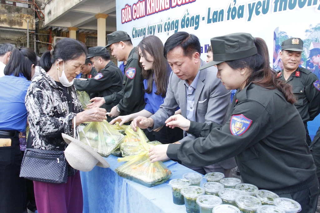 Phát 150 suất cơm miễn phí cho bệnh nhân nghèo