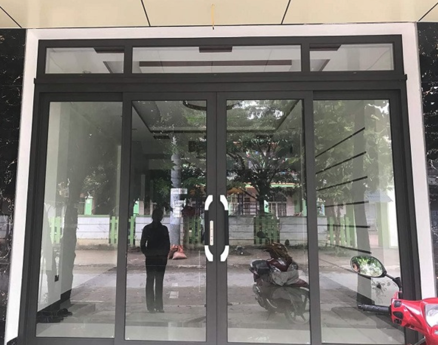 Thi công cửa kính tự động, cửa nhôm trượt quay uy tín, giá thấp tại Cuanhomhe của Việt Phong