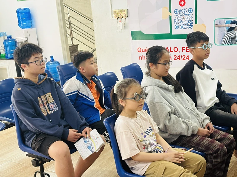 Bảo vệ đôi mắt của trẻ trước tình trạng cận thị học đường