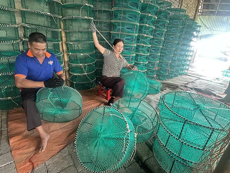 Nghề đan lồng lưới bắt ghẹ mang lại hiệu quả kinh tế cao