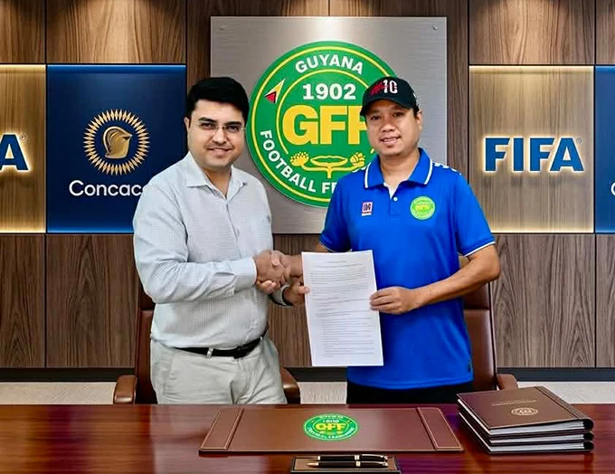 Nam Định nhọc nhằn tiến vào bán kết Cúp quốc gia; Xác định 8 anh tài vào tứ kết Champions League