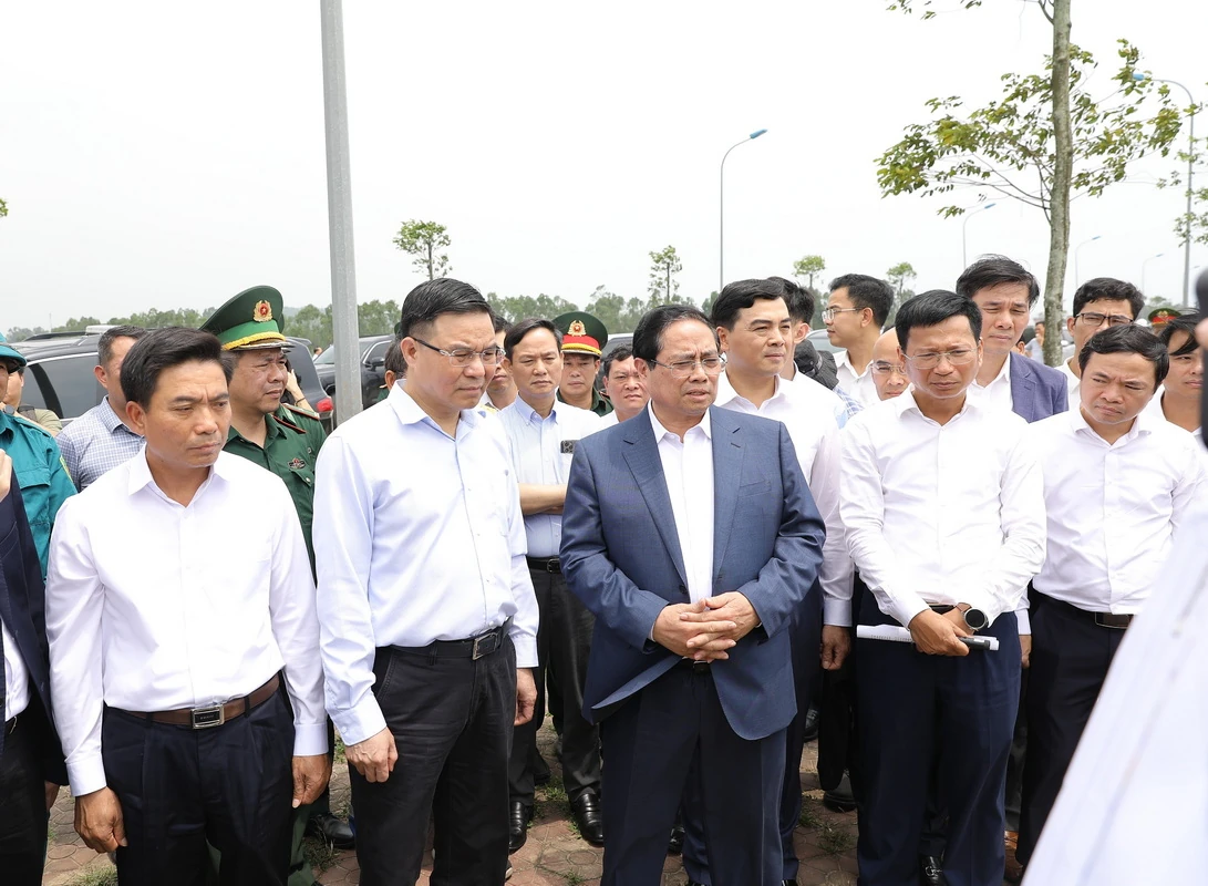 Thủ tướng Chính phủ Phạm Minh Chính khảo sát địa điểm xây dựng kho dầu và làm việc với Nhà máy Lọc hóa dầu Nghi Sơn