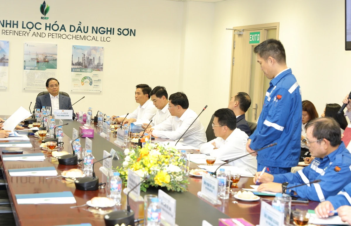 Thủ tướng Chính phủ Phạm Minh Chính khảo sát địa điểm xây dựng kho dầu và làm việc với Nhà máy Lọc hóa dầu Nghi Sơn