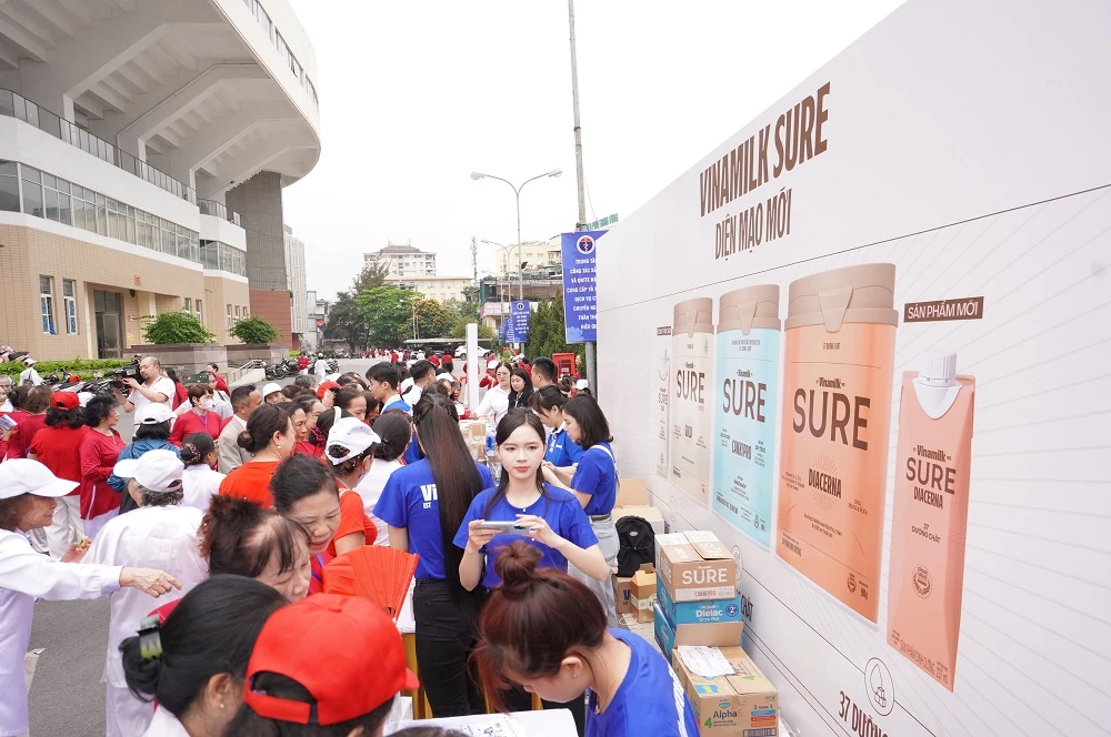 Vinamilk Sure đồng hành cùng gần 3.000 người cao tuổi xác lập kỷ lục mới