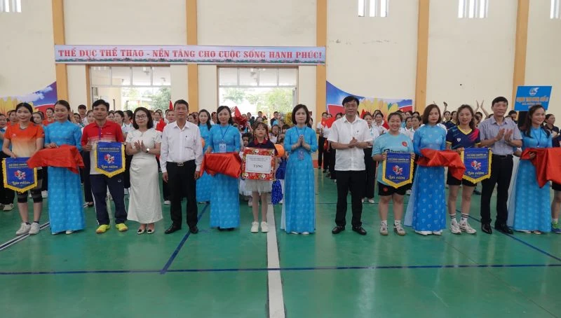 Khai mạc giải bóng chuyền hơi phường Đông Quang