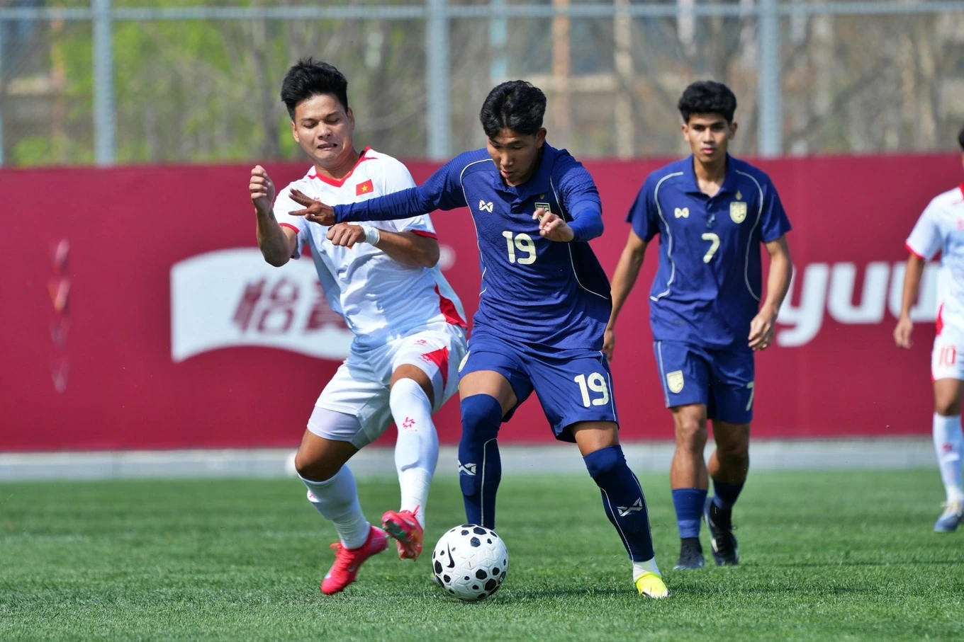 Xuân Son phủ nhận tin đồn thừa cân; Senegal ngang nhiên diễu hành Cúp châu Phi