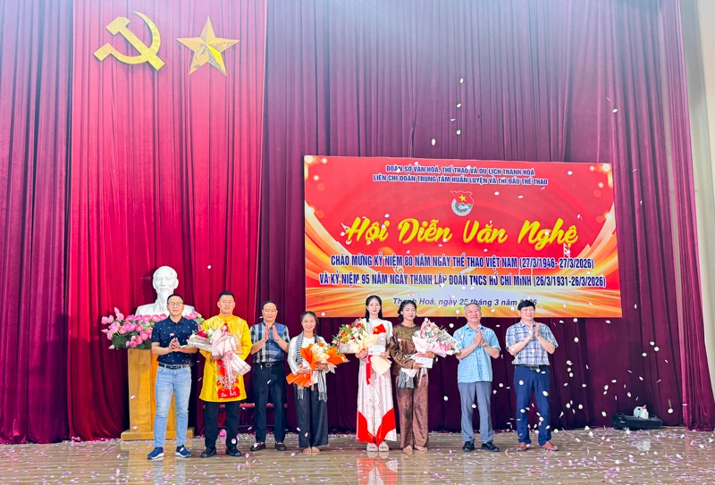 Sôi nổi hội diễn văn nghệ trong vận động viên