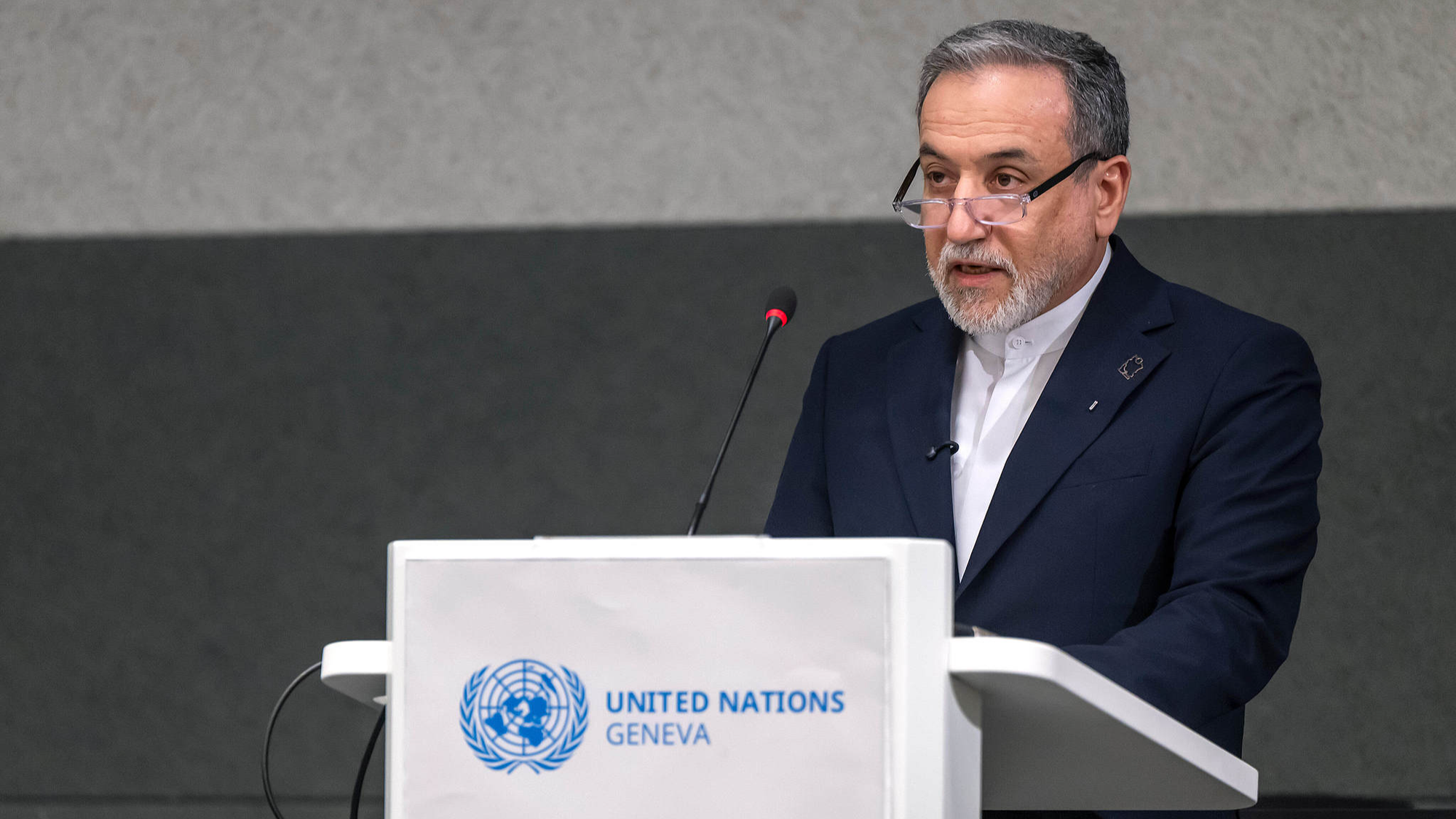 Mỹ không loại trừ khả năng tấn công cơ sở hạt nhân Iran, Tehran cảnh báo eo biển Hormuz có thể bị đóng hoàn toàn