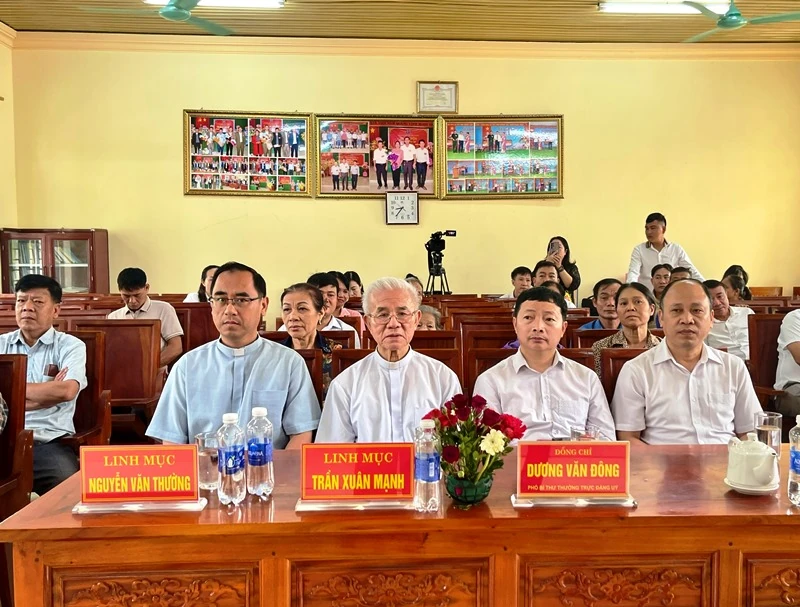 Bàn giao nhà Đại đoàn kết cho đồng bào Công giáo khó khăn về nhà ở