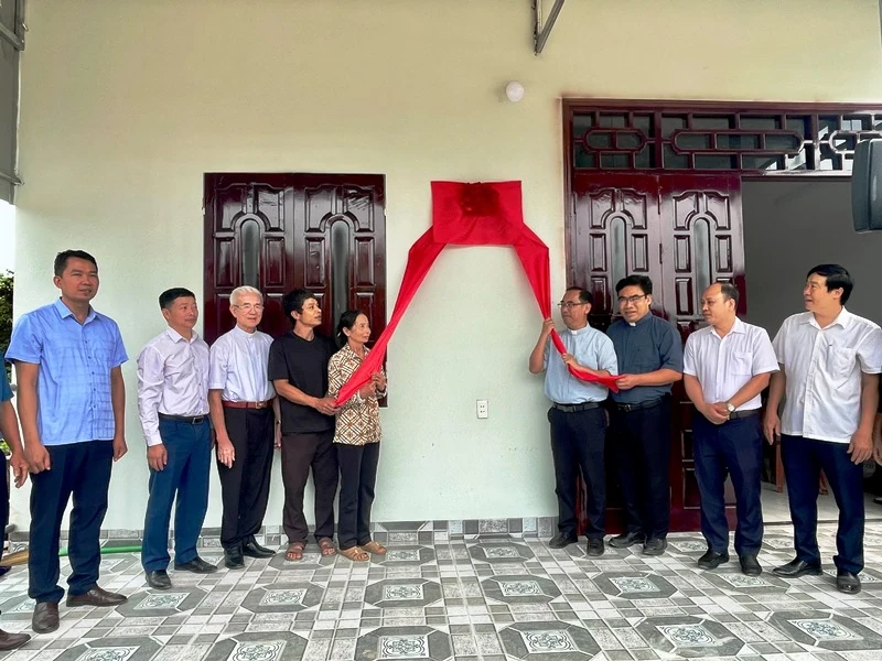 Bàn giao nhà Đại đoàn kết cho đồng bào Công giáo khó khăn về nhà ở