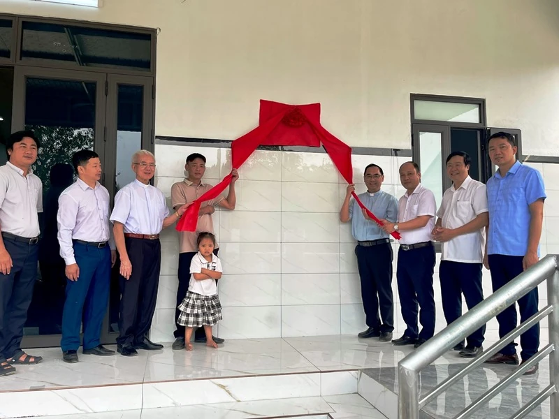 Bàn giao nhà Đại đoàn kết cho đồng bào Công giáo khó khăn về nhà ở