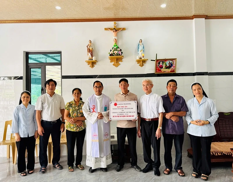 Bàn giao nhà Đại đoàn kết cho đồng bào Công giáo khó khăn về nhà ở