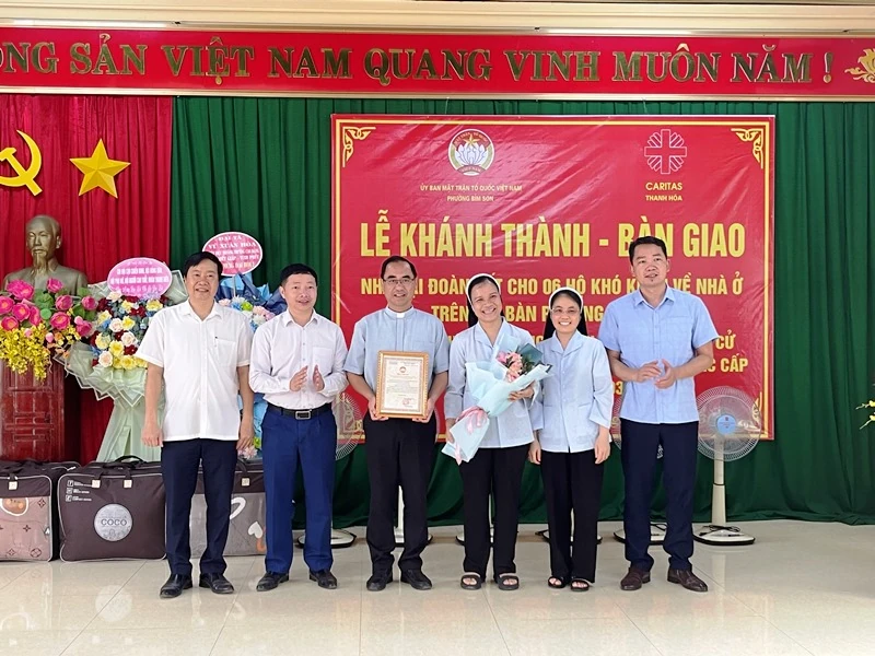 Bàn giao nhà Đại đoàn kết cho đồng bào Công giáo khó khăn về nhà ở