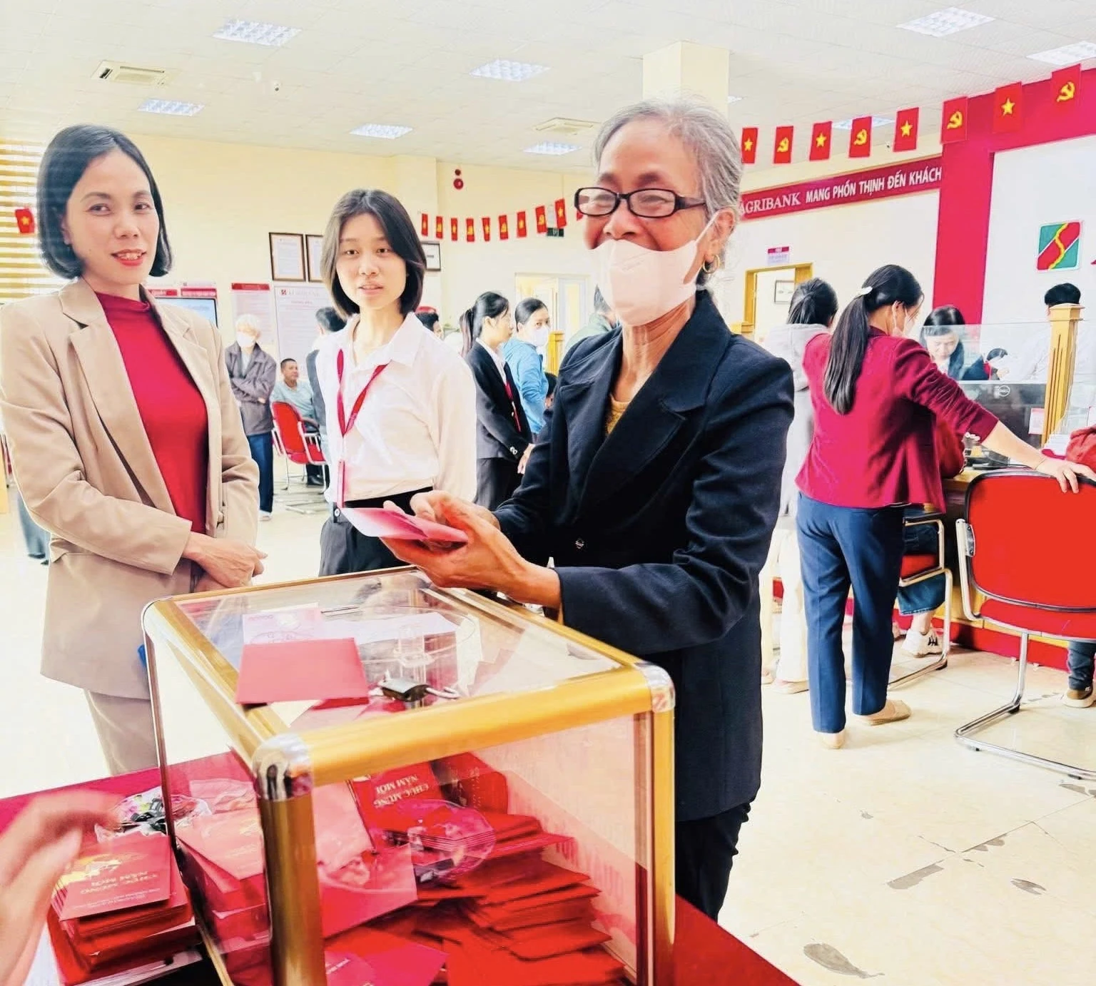 Khách hàng gửi tiết kiệm tại Agribank Bắc Thanh Hoá có cơ hội trúng thưởng VinFast VF5 plus