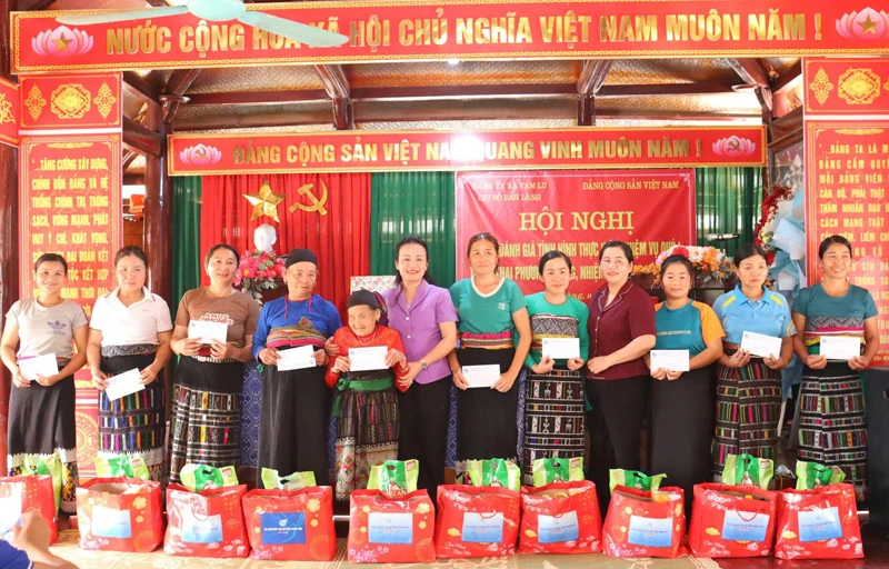 Chủ tịch Hội LHPN tỉnh dự sinh hoạt Chi bộ theo Chủ thị số 50- CT/ TW của Ban Bí thư