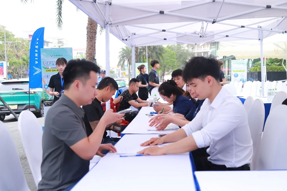 Khách hàng Thanh Hóa bất ngờ với VinFast VF MPV 7: “Hơn cả mong đợi, đúng chất xe gia đình”