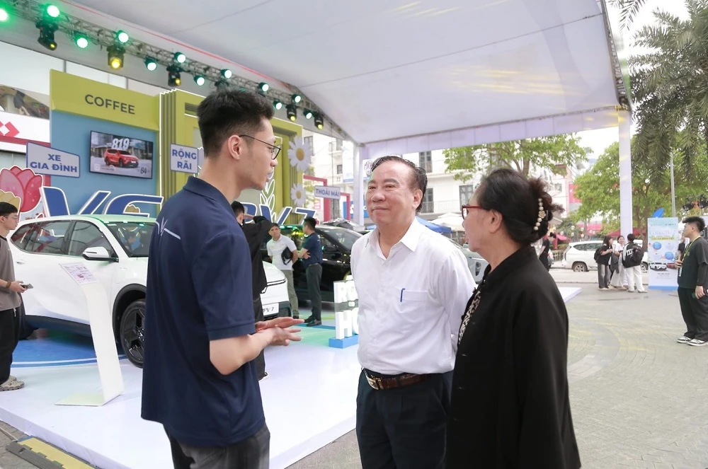 Khách hàng Thanh Hóa bất ngờ với VinFast VF MPV 7: “Hơn cả mong đợi, đúng chất xe gia đình”