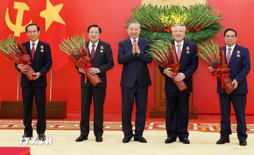 Trao Huân chương Quân công tặng các đồng chí lãnh đạo, nguyên lãnh đạo