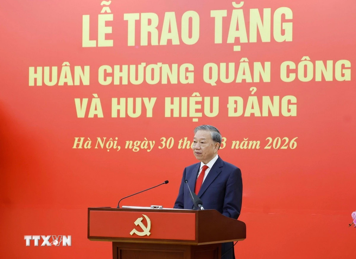 Trao Huân chương Quân công tặng các đồng chí lãnh đạo, nguyên lãnh đạo