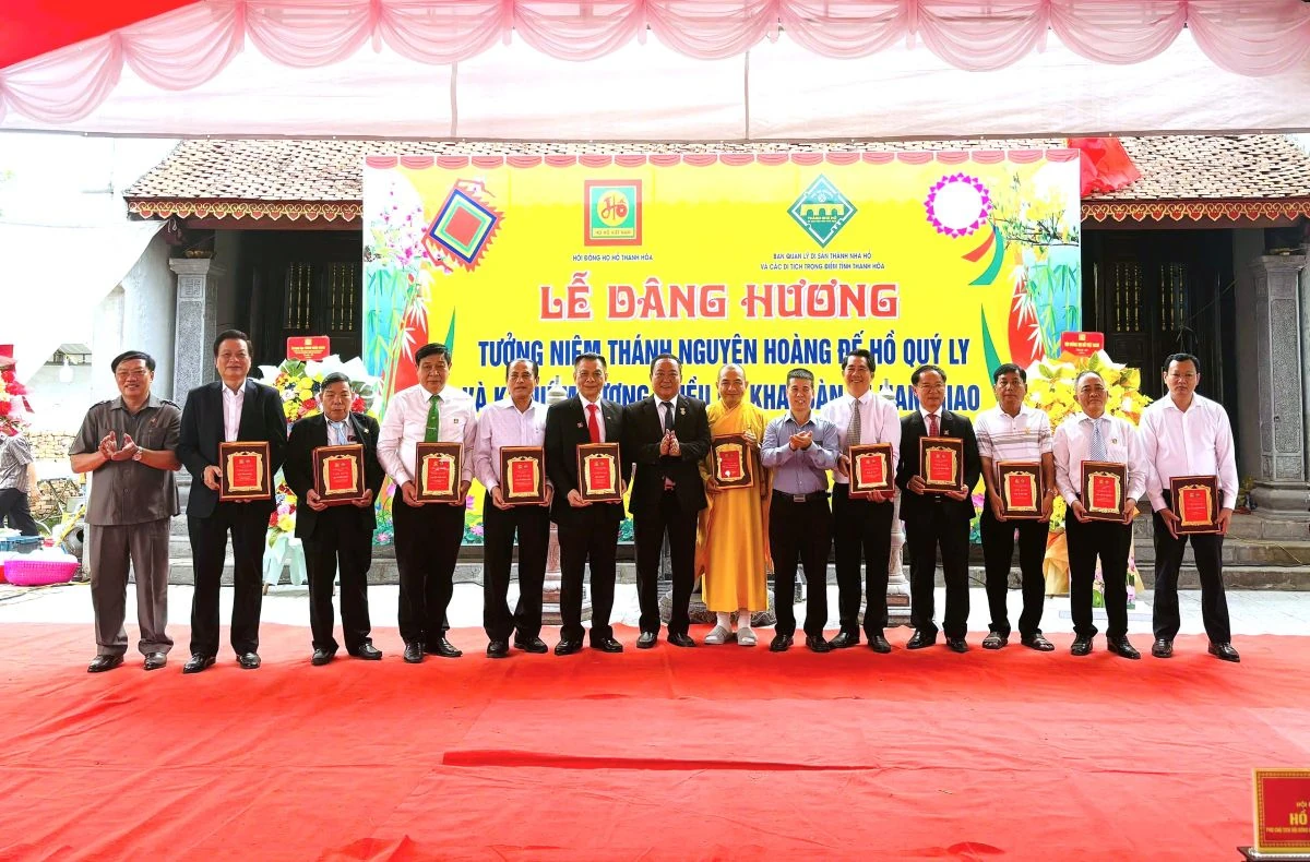 Dâng hương tưởng niệm Thánh Nguyên Hoàng đế Hồ Quý Ly
