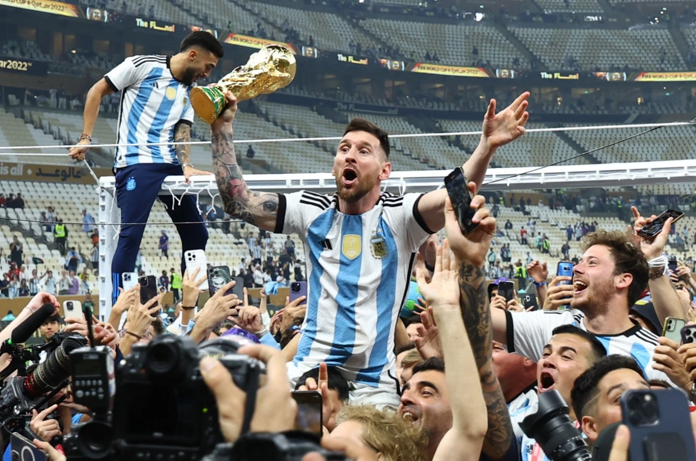Messi và Ronaldo gây sốt World Cup; Đội tuyển Việt Nam thăng tiến mạnh nhất thế giới trên bảng xếp hạng FIFA