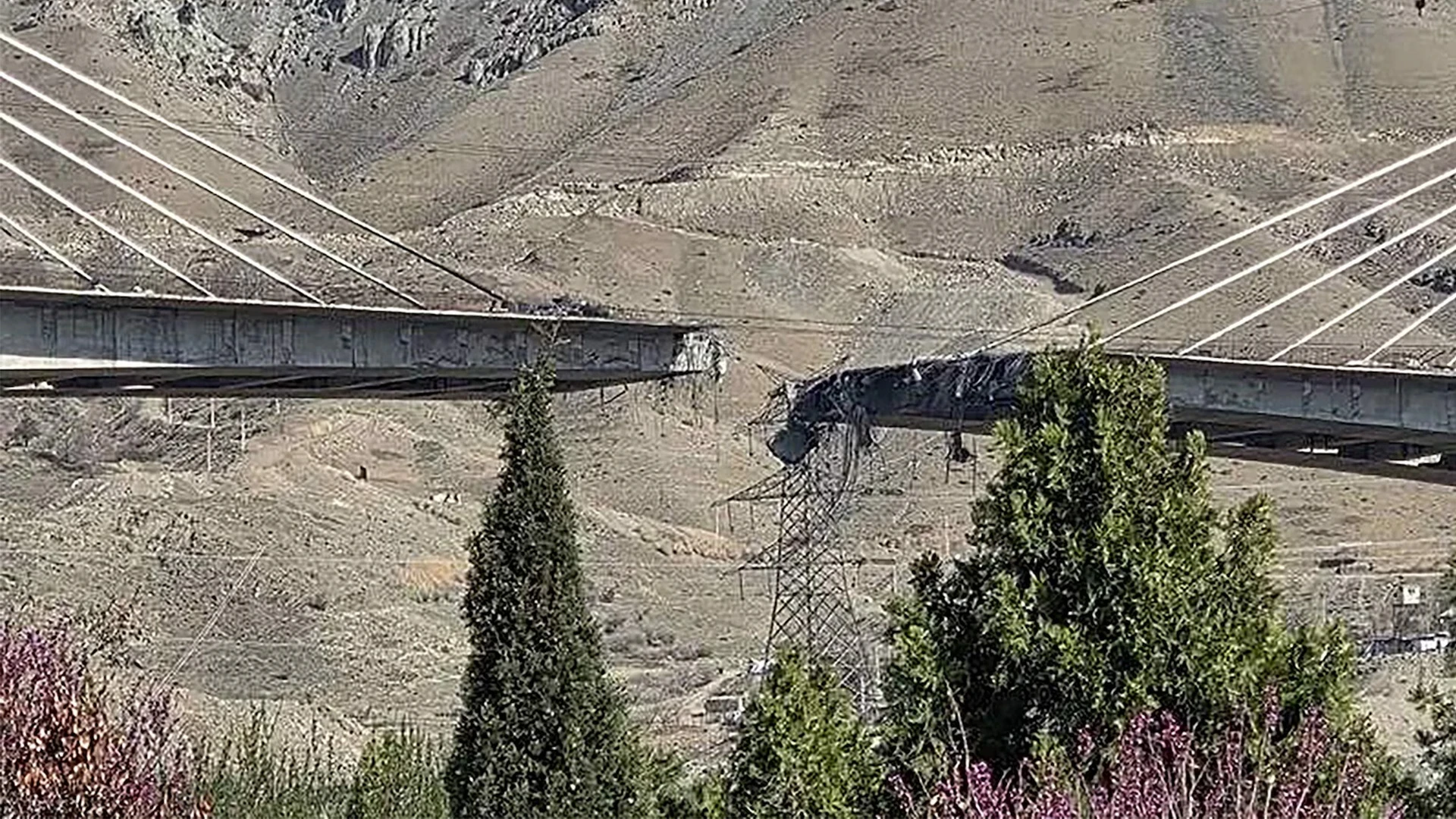 Thông điệp mạnh mẽ nhưng đầy mâu thuẫn của ông Trump về cuộc chiến với Iran