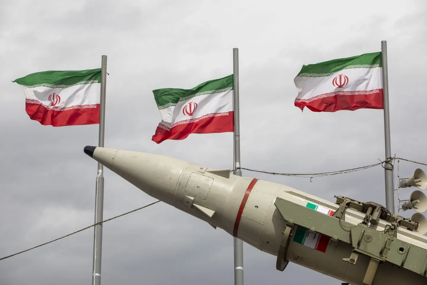 Iran tuyên bố tấn công tàu USS Abraham Lincoln bằng tên lửa hành trình, Mỹ bác bỏ