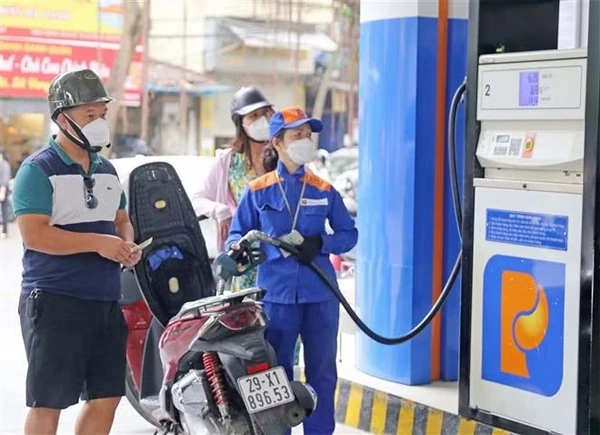 Giá xăng dầu trong nước đồng loạt đi xuống, mặt hàng RON95-III giảm 440 đồng mỗi lít