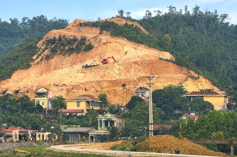 Đẩy nhanh tiến độ xử lý sạt lở đồi Phòng Không