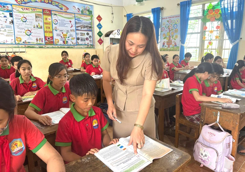Tâm huyết với sự nghiệp “trồng người” nơi vùng cao