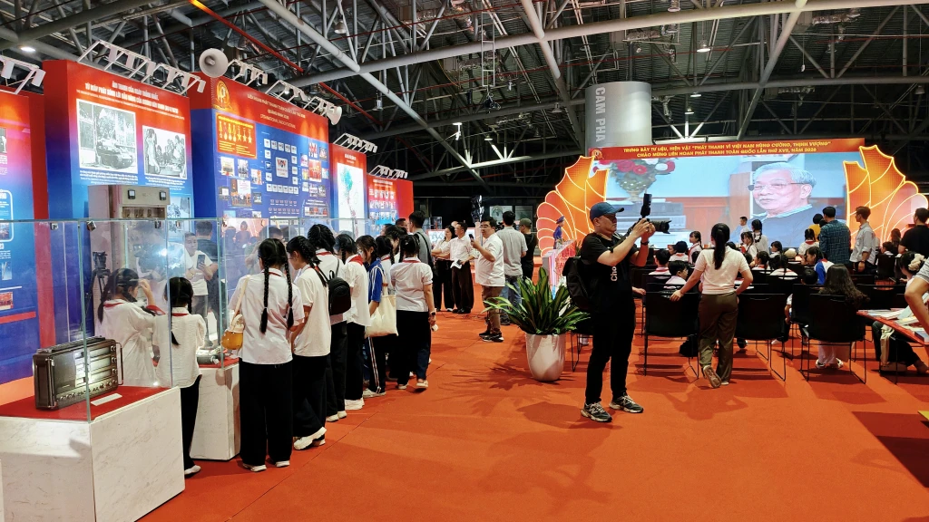 Khai mạc không gian trưng bày tư liệu, hiện vật “Phát thanh vì Việt Nam hùng cường, thịnh vượng”