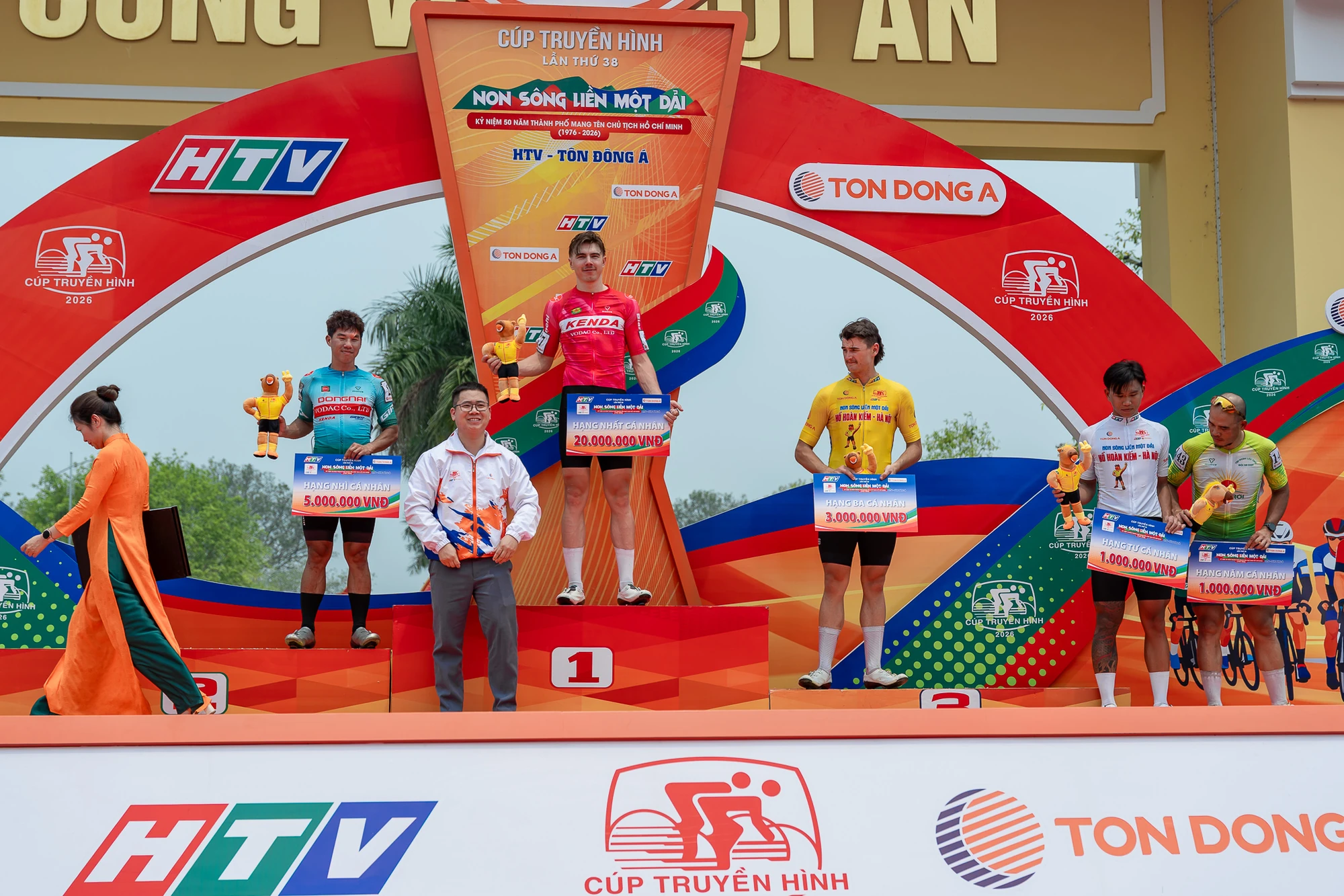 Marchuk Dzianis xé áo vàng Cúp truyền hình TP HCM ở chặng 4