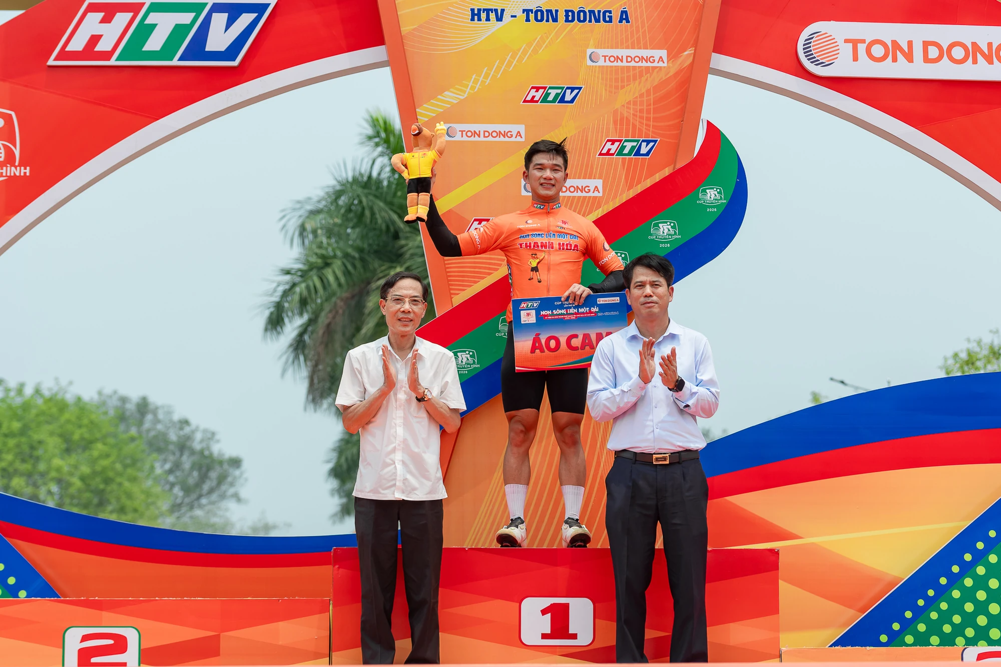 Marchuk Dzianis xé áo vàng Cúp truyền hình TP HCM ở chặng 4