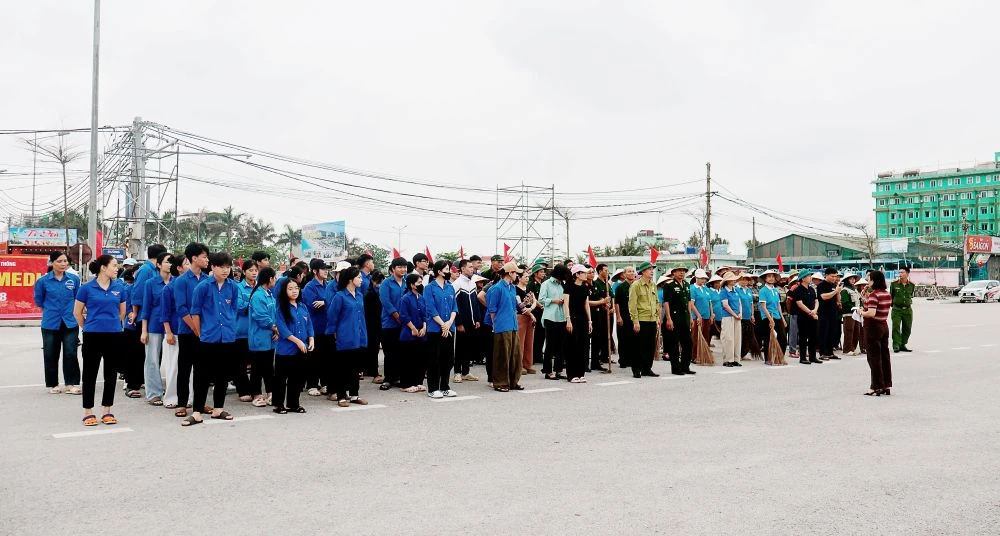 Phường Tĩnh Gia ra quân tổng vệ sinh môi trường tại Khu du lịch biển Hải Hòa