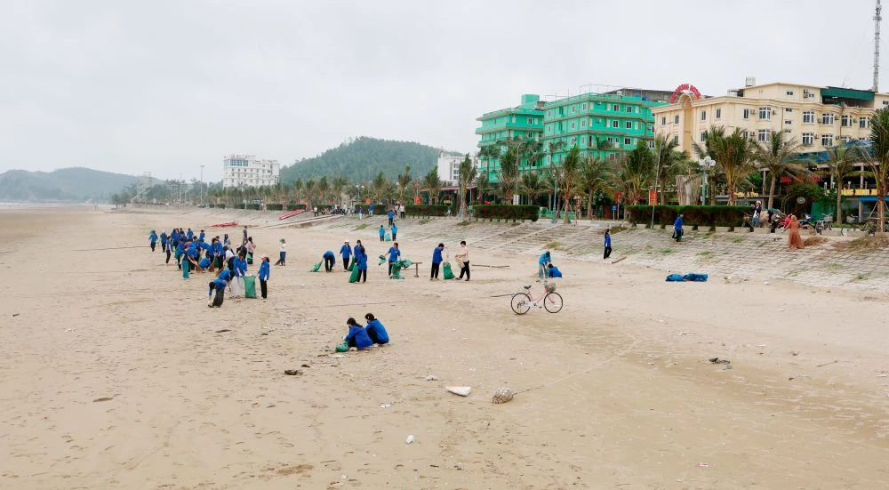Phường Tĩnh Gia ra quân tổng vệ sinh môi trường tại Khu du lịch biển Hải Hòa