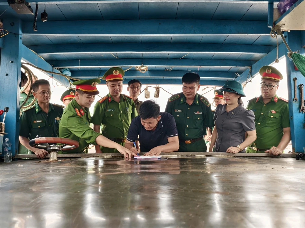 Công an xã Tân Tiến mở đợt cao điểm vận động, thu hồi vũ khí, vật liệu nổ