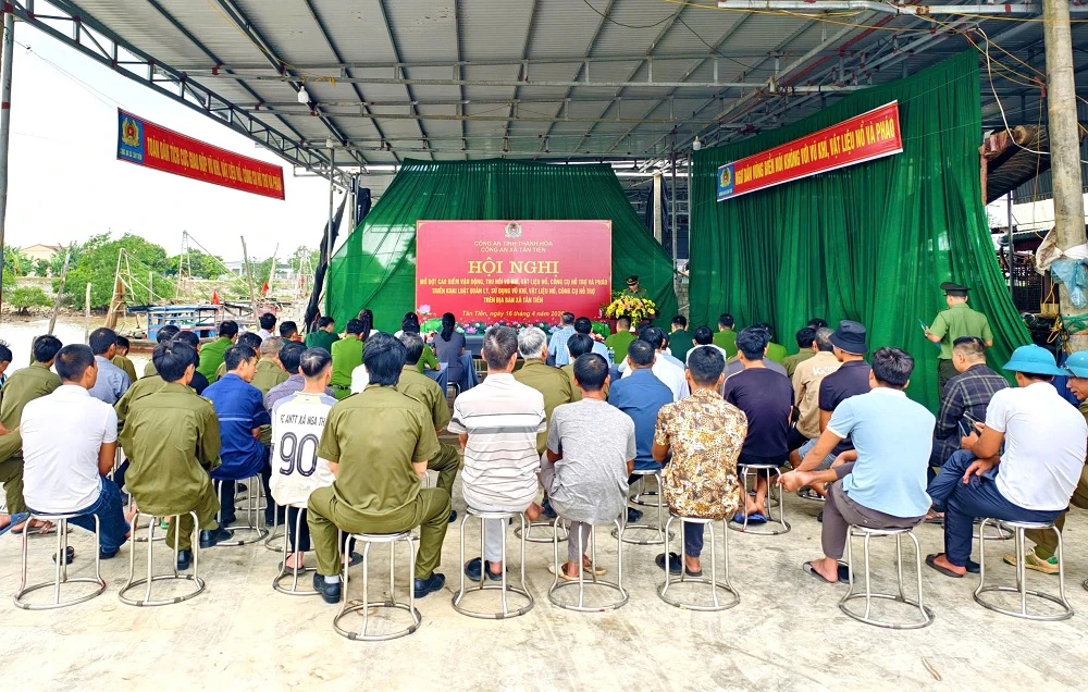 Công an xã Tân Tiến mở đợt cao điểm vận động, thu hồi vũ khí, vật liệu nổ