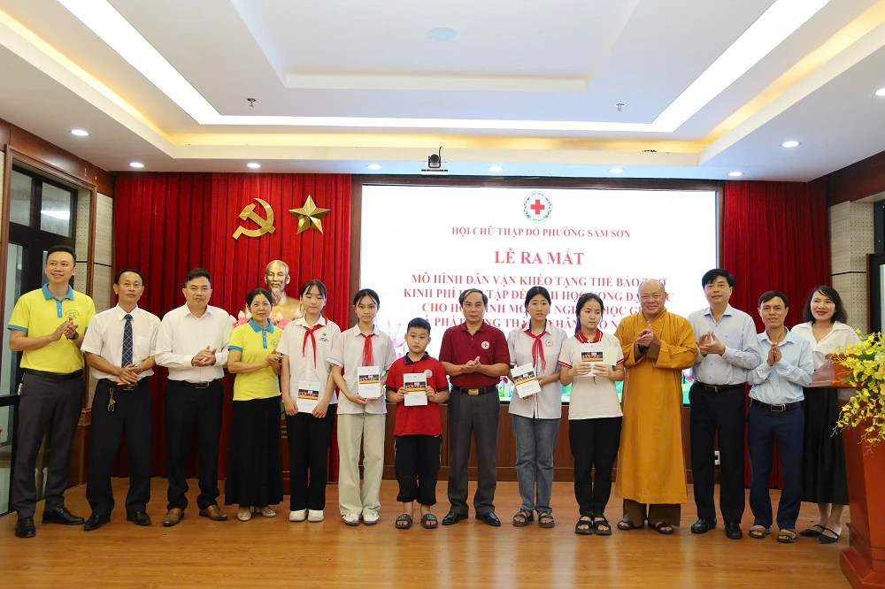 Ra mắt mô hình Dân vận khéo tặng thẻ bảo trợ học sinh nghèo