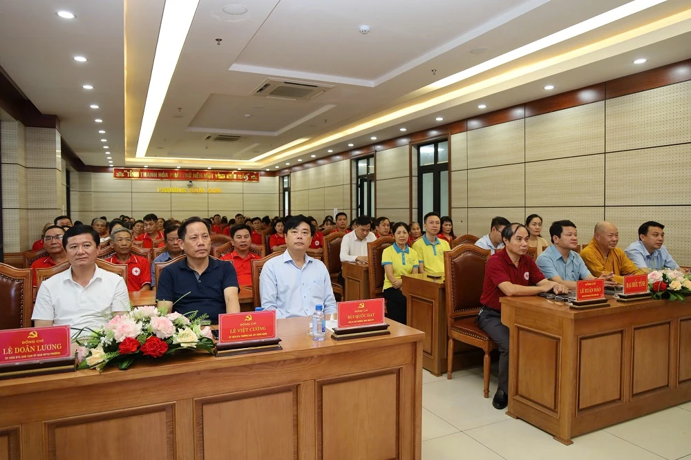 Ra mắt mô hình Dân vận khéo tặng thẻ bảo trợ học sinh nghèo